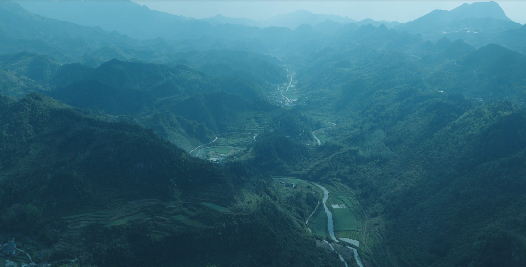 武陵山区的山路真的超乎想象，平原几百米的路，在这里要绕七八个弯，这也是过去物流迟