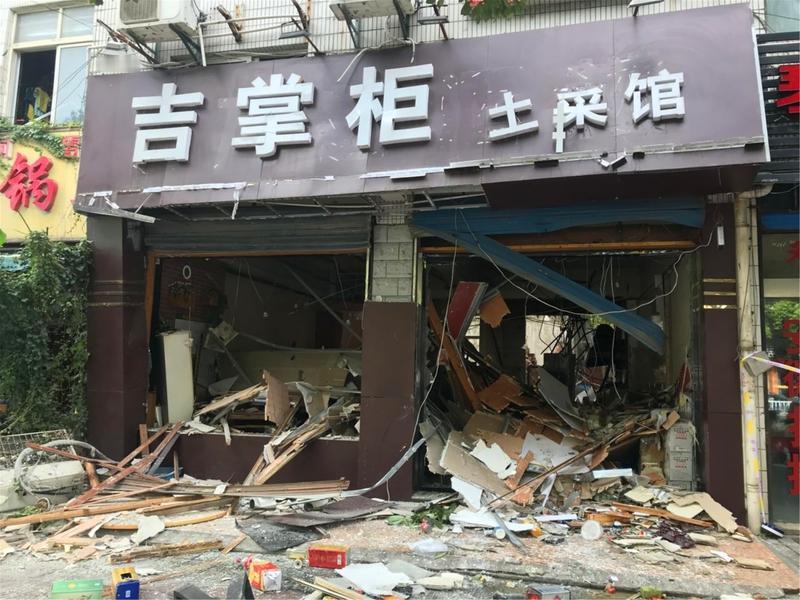 “锅从天降！”湖南icon，一女子在餐馆，花6块点了碗面，岂料在起身时，高跟鞋踢