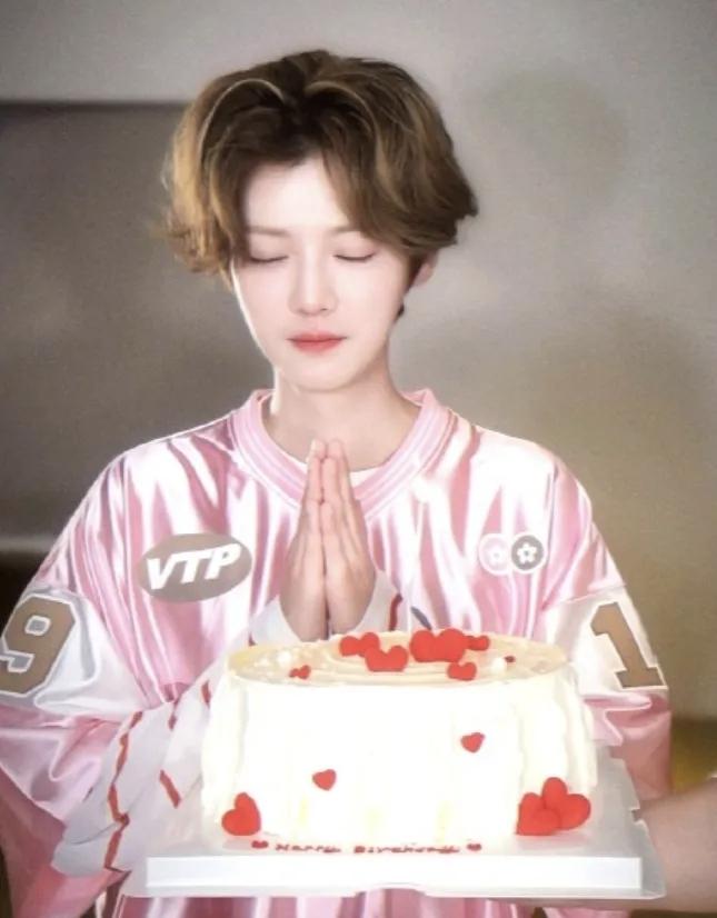 这是鹿晗？一看粉嫩的颜色，以为是个漂亮妹子。这衣服明显小一圈啊。滤镜开得有点狠啊