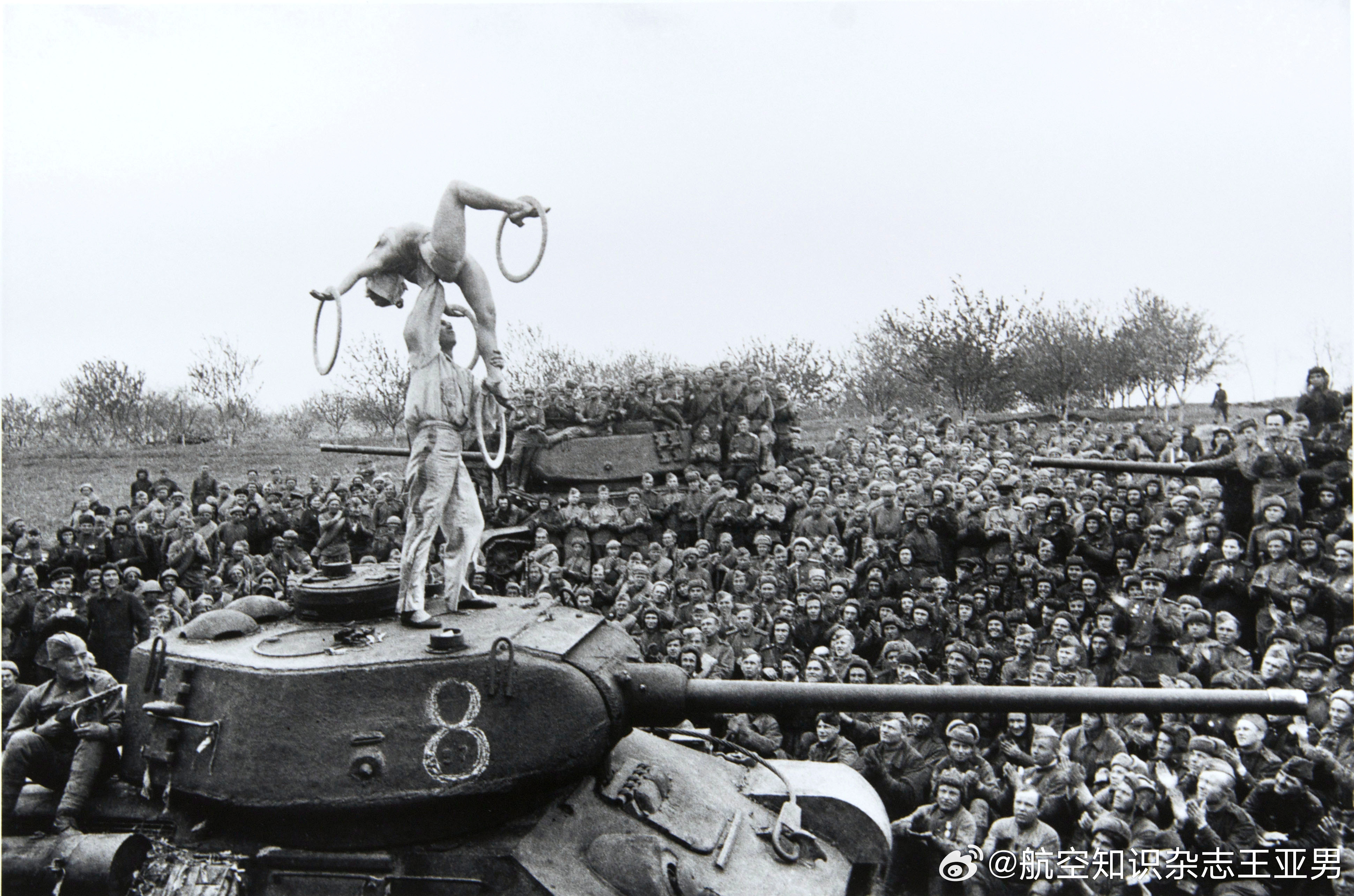 1945年春，攻入德国境内腹地的苏联红军在奔向柏林的征途中小憩。苏联艺术团也从国