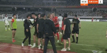 中甲苏州东吴对阵石家庄功夫的比赛中，苏州东吴球员胡靖突然倒地，赛后苏州东吴足球俱