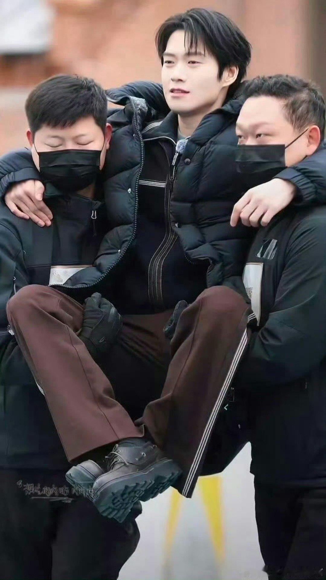 魏大勋在NPC面前一秒娇羞魏大勋被两个黑衣人npc抬着走后一秒娇羞，黑衣人力士x