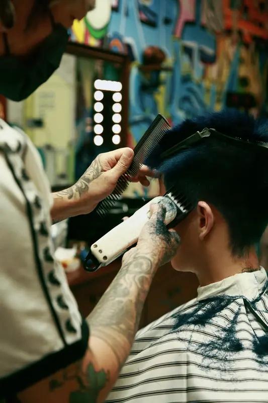 剪发一次多少钱是不是衡量一个地方经济水平的标准之一？
趁着周末带着儿子去剪剪头。