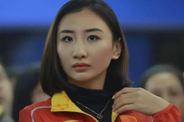 2019年，30岁的奥运冠军何雯娜怀孕5个月，与38岁身家过亿的影视制片人梁超订