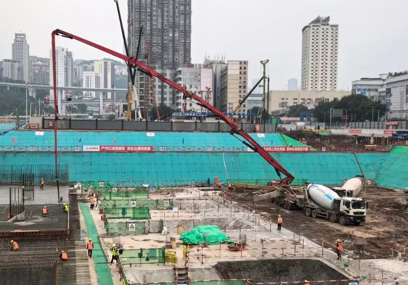 10月20日，随着城市通廊首块筏板浇筑完成，新建重庆至黔江铁路重庆站站房正式进入