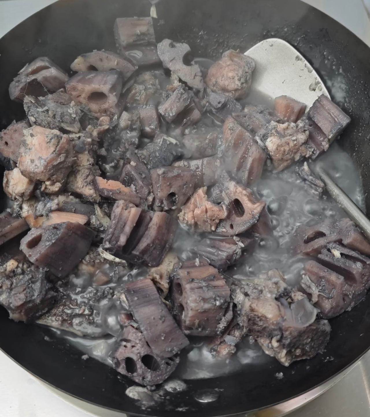 呃…排骨藕汤……大家请上眼！
明明是按照网上的教程来的
食材没问题
做法也是对的