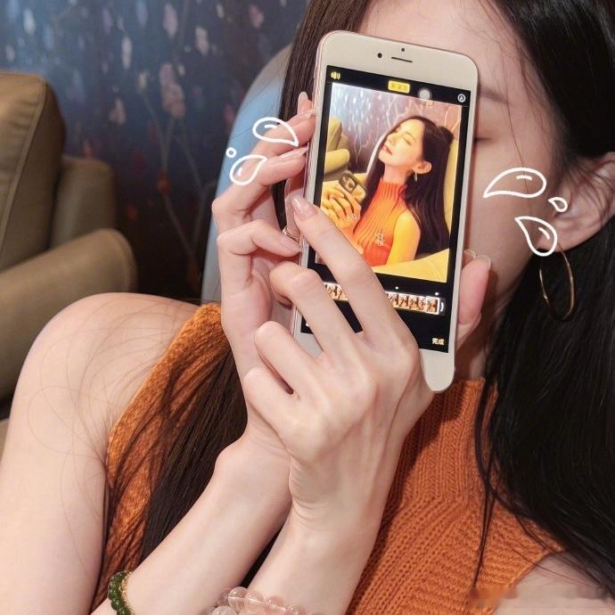 李一桐出发长沙录制好六终于蹲到李一桐的机场路透，奔赴长沙参与你好星期六录制，私服