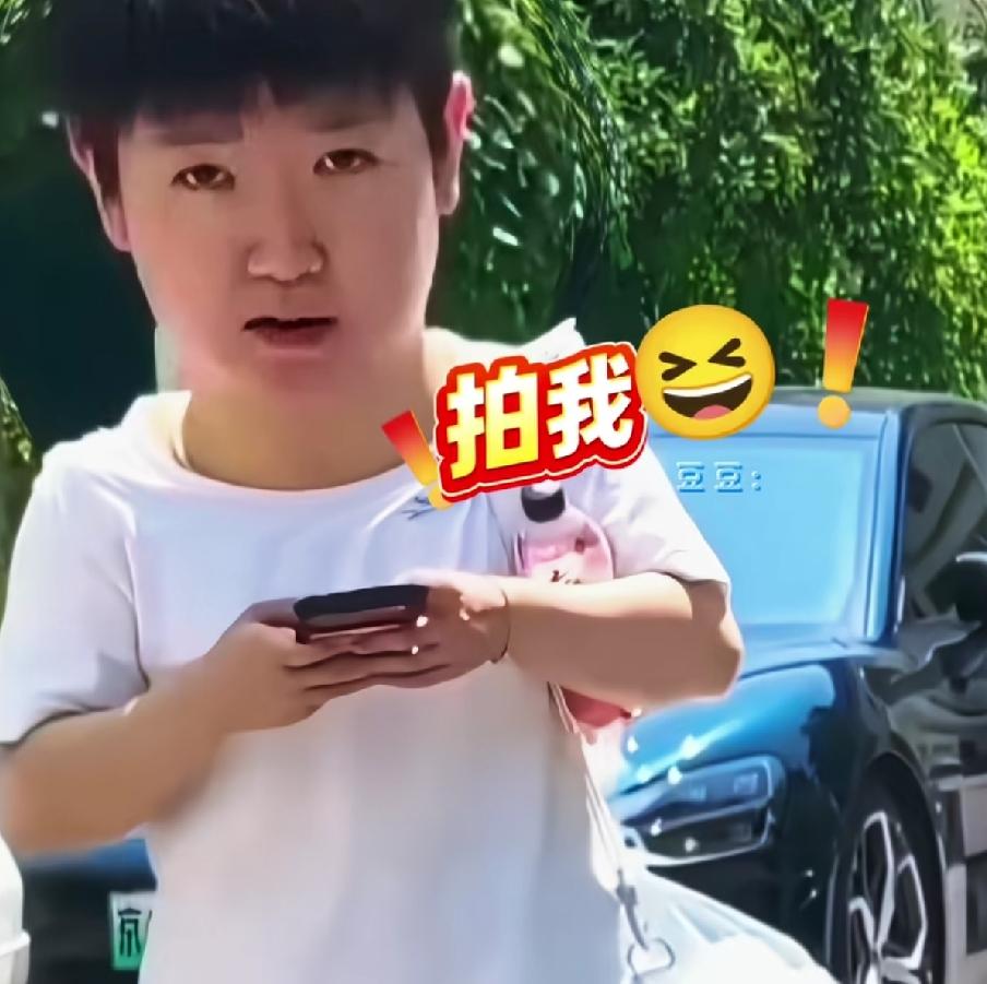 莎莎发现有人拍她，
赶紧溜走。
佳佳发现有人拍她，
掏出手机反向拍
我把你们也挂