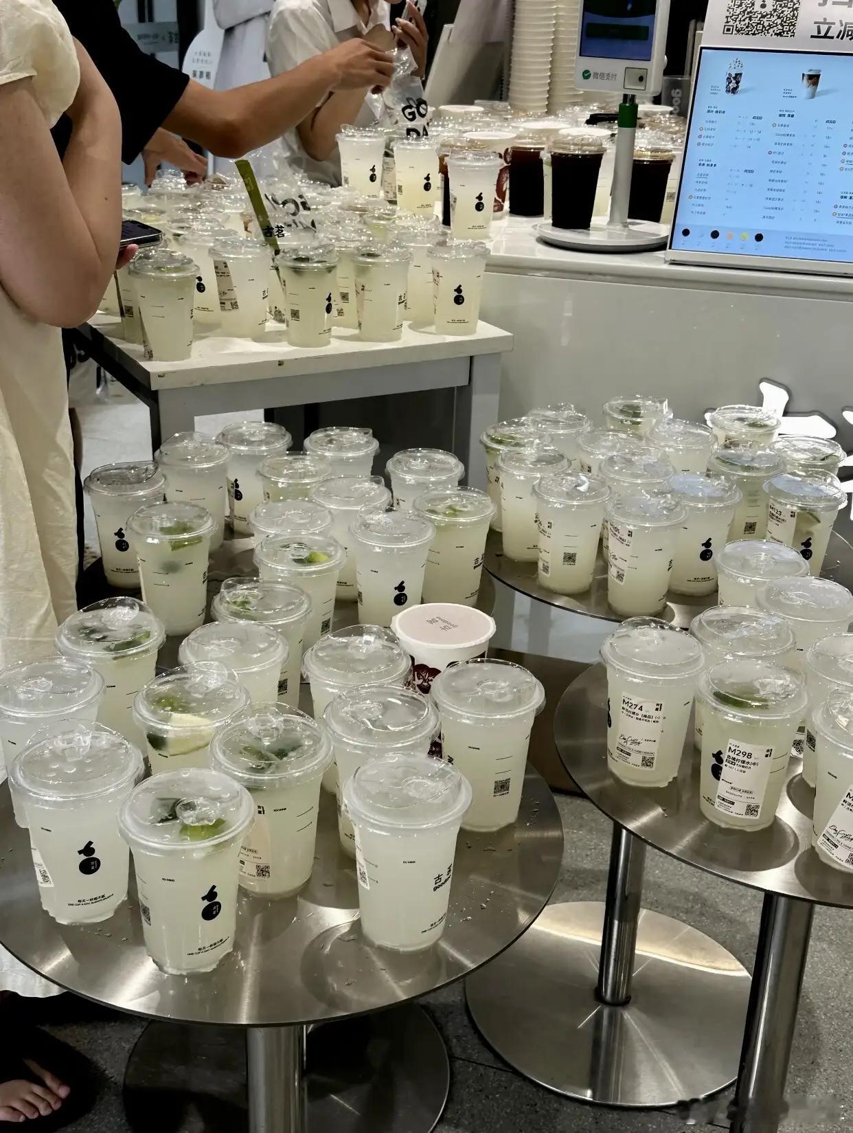 奶茶店人人人人外卖小哥被吓退难以想象这些店员得忙到什么程度，可能还有一部分暑假工