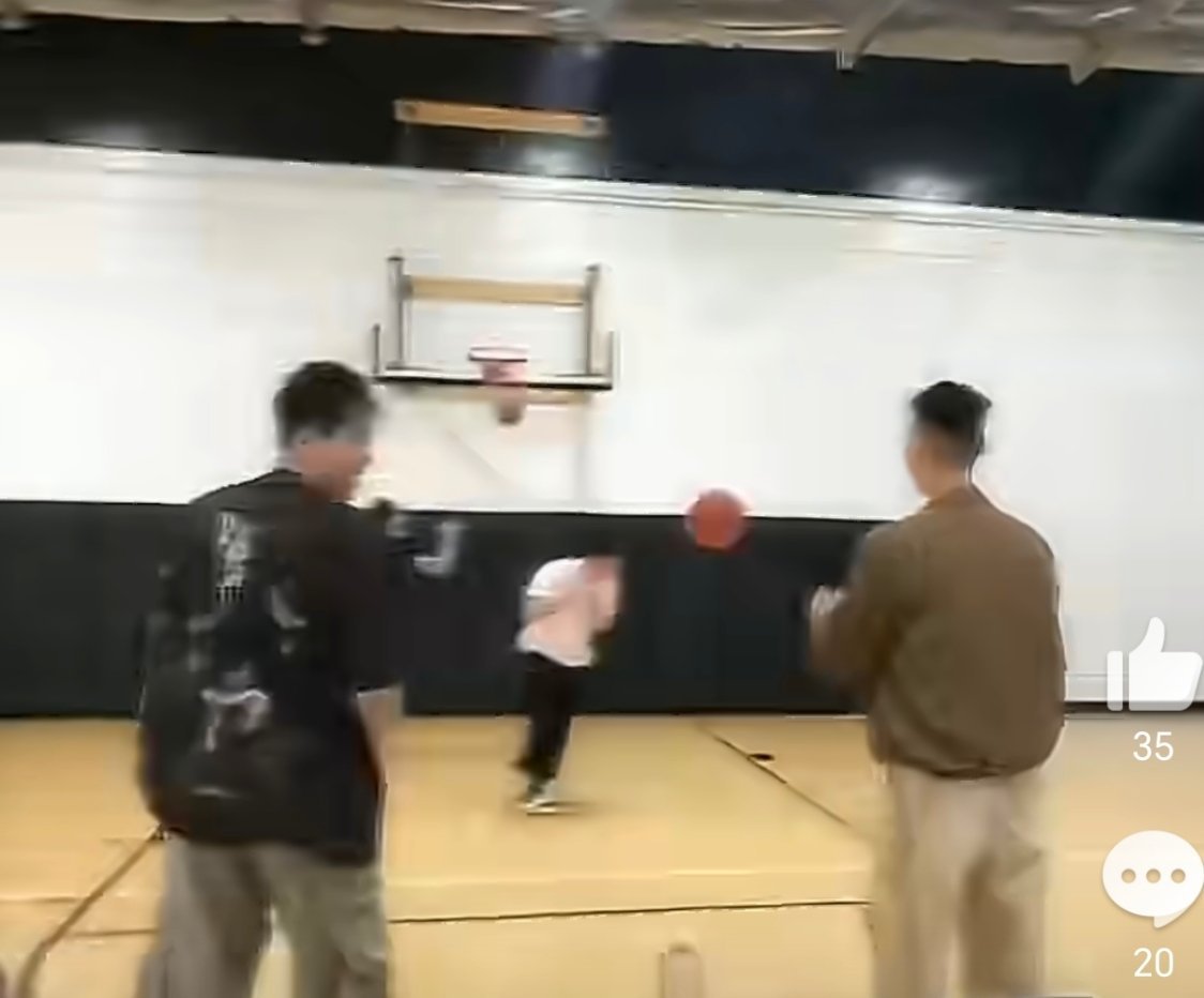 郭艾伦林书豪比拼三分球俩人场上较劲谁也不让谁，场下又是好哥们，这不就是篮球最纯粹