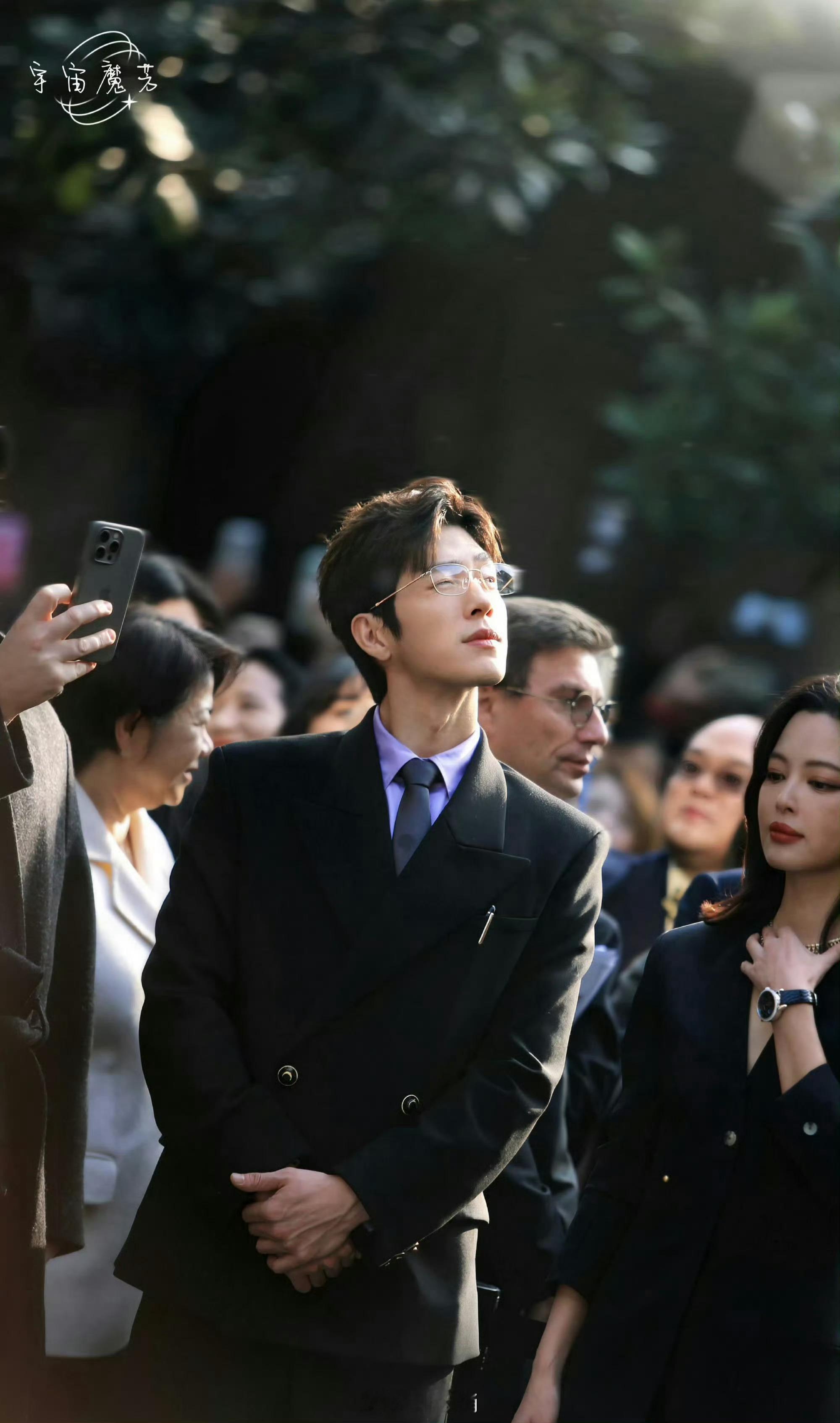 辛芷蕾神图旁站的是井柏然竟然是24年的活动图！！井柏然：果然人红了脸就变得清晰了