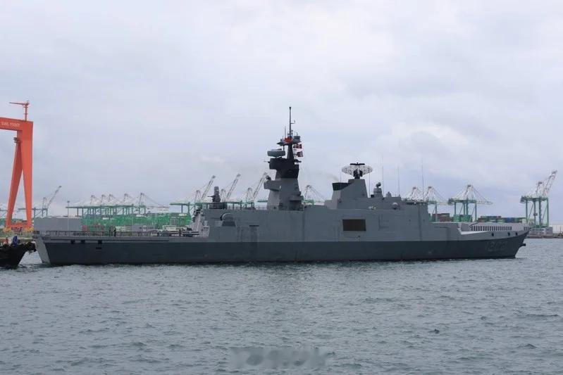 完成改装的康定级承德舰从高雄港出海海试，其舰艏B炮位处的4联装海上小榭树防空更换