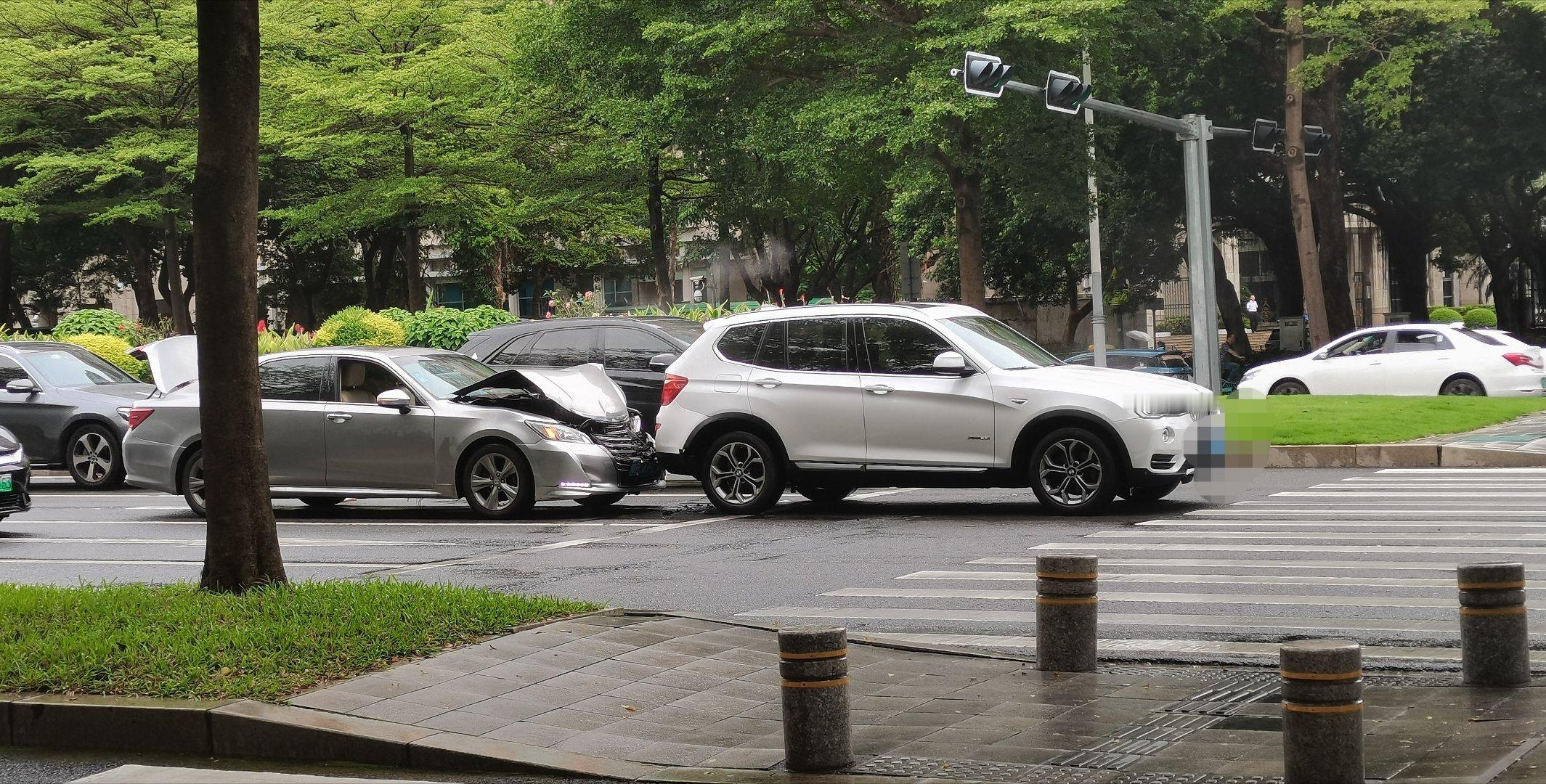 深南大道，一处红绿灯路口，一辆银色轿车猛地撞上一辆白色宝马SUV的车尾，银色轿车