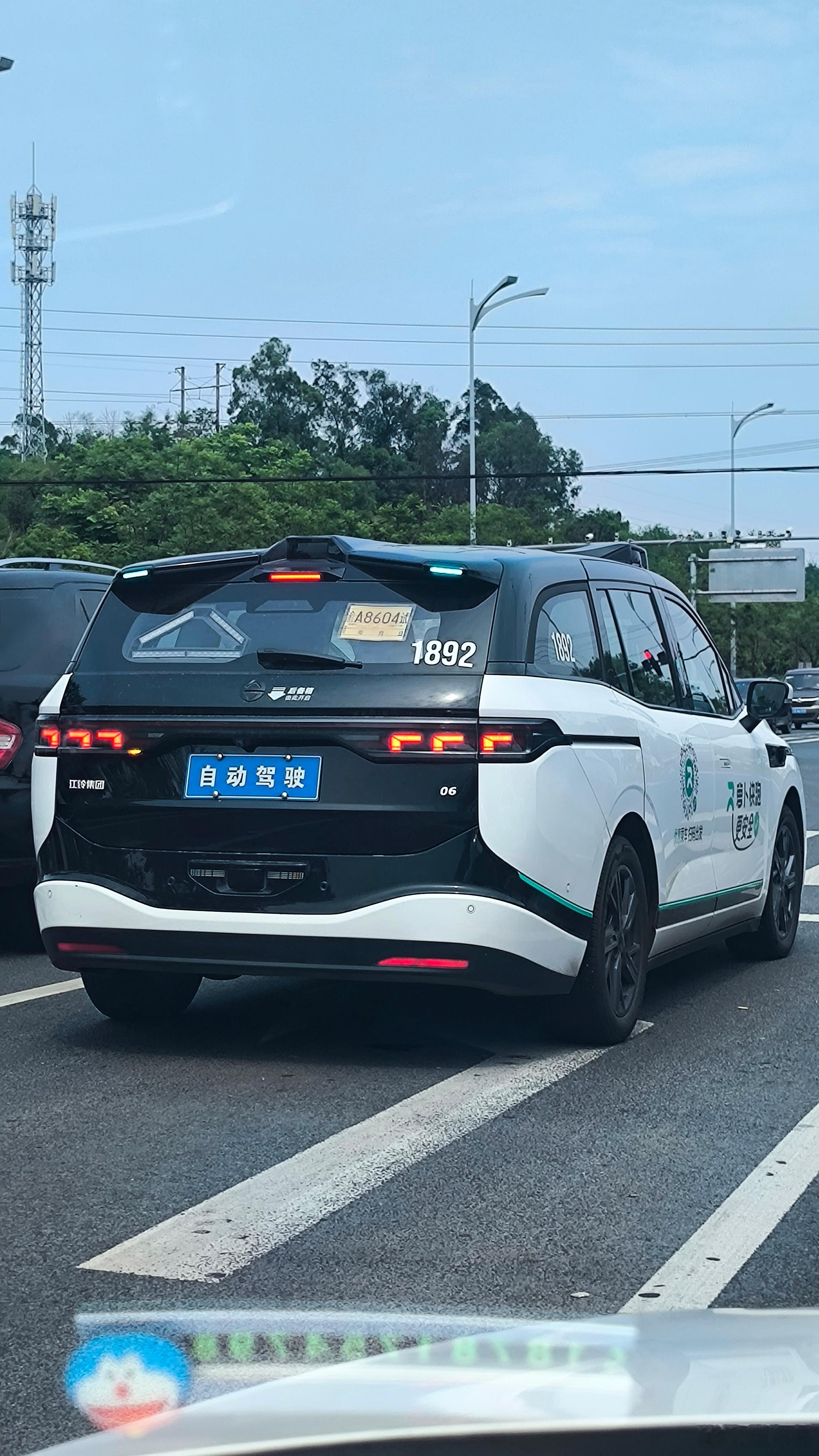 永川这个萝卜快跑用的车，居然是江铃汽车提供的，这公司原来不是做商用车的吗？能整明
