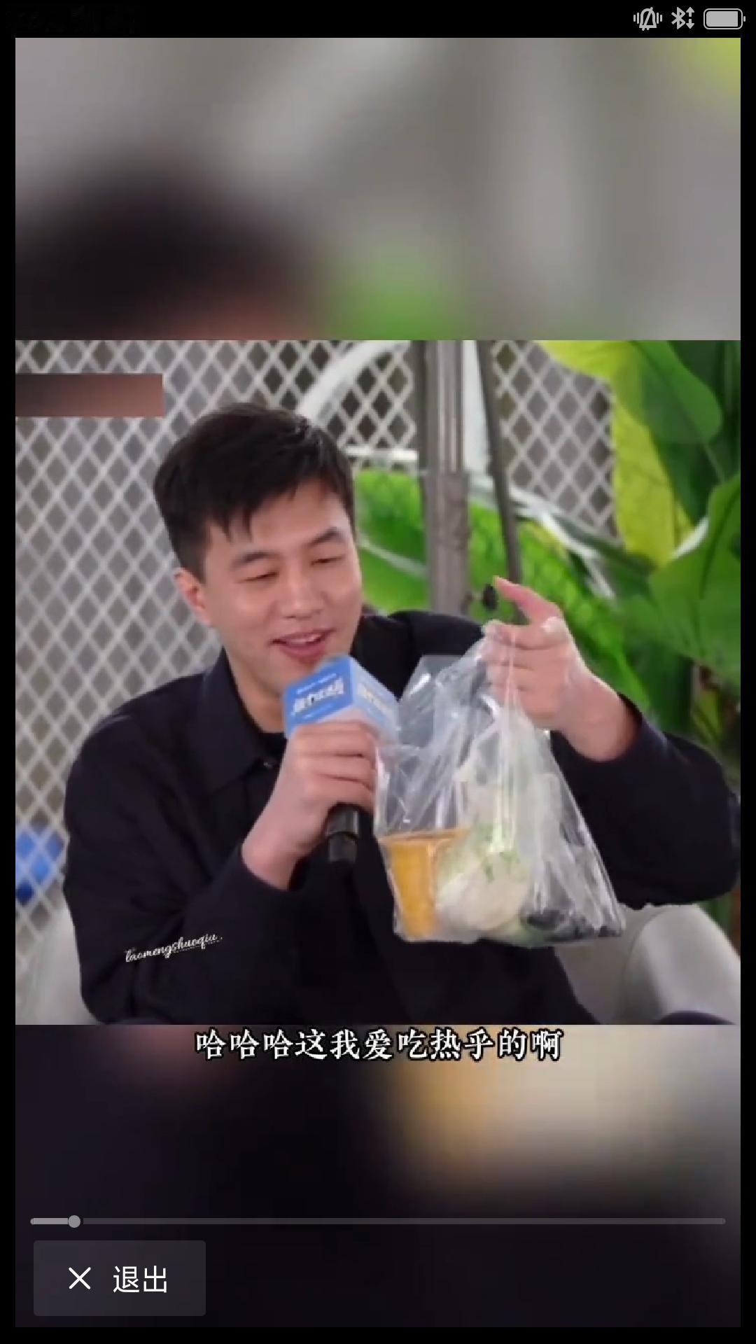 【昨天CBA 球星郭艾伦在北京出席百度足球世界杯线下活动，与足球名宿孙继海，国乒