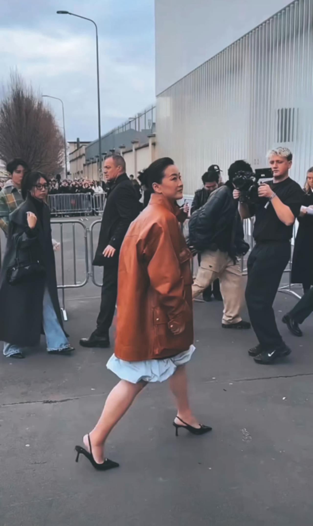 我的天啊，最近贾玲在米兰时装周的亮相，彻底颠覆了我对她的认知。曾经的喜剧演员，如