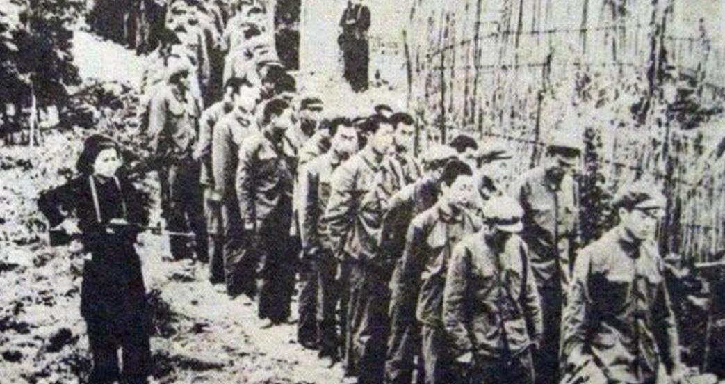 1979年，俘虏交换后，200多名战士终于回到祖国。他们刚刚跨过边境线， 广州军