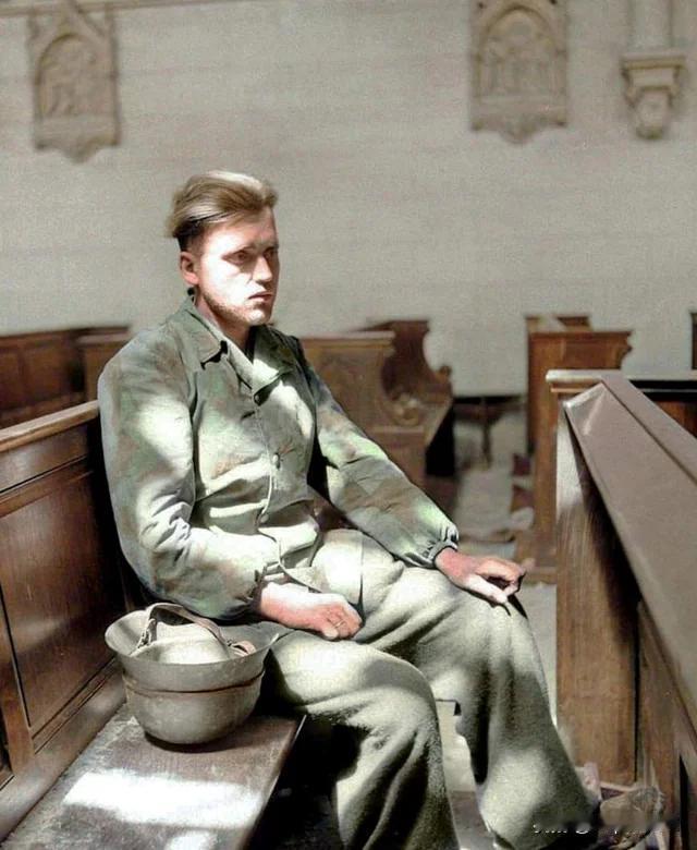 1944 年 7 月下旬，诺曼底，一名刚被俘的年轻德国士兵坐在教堂的长椅上凝视前