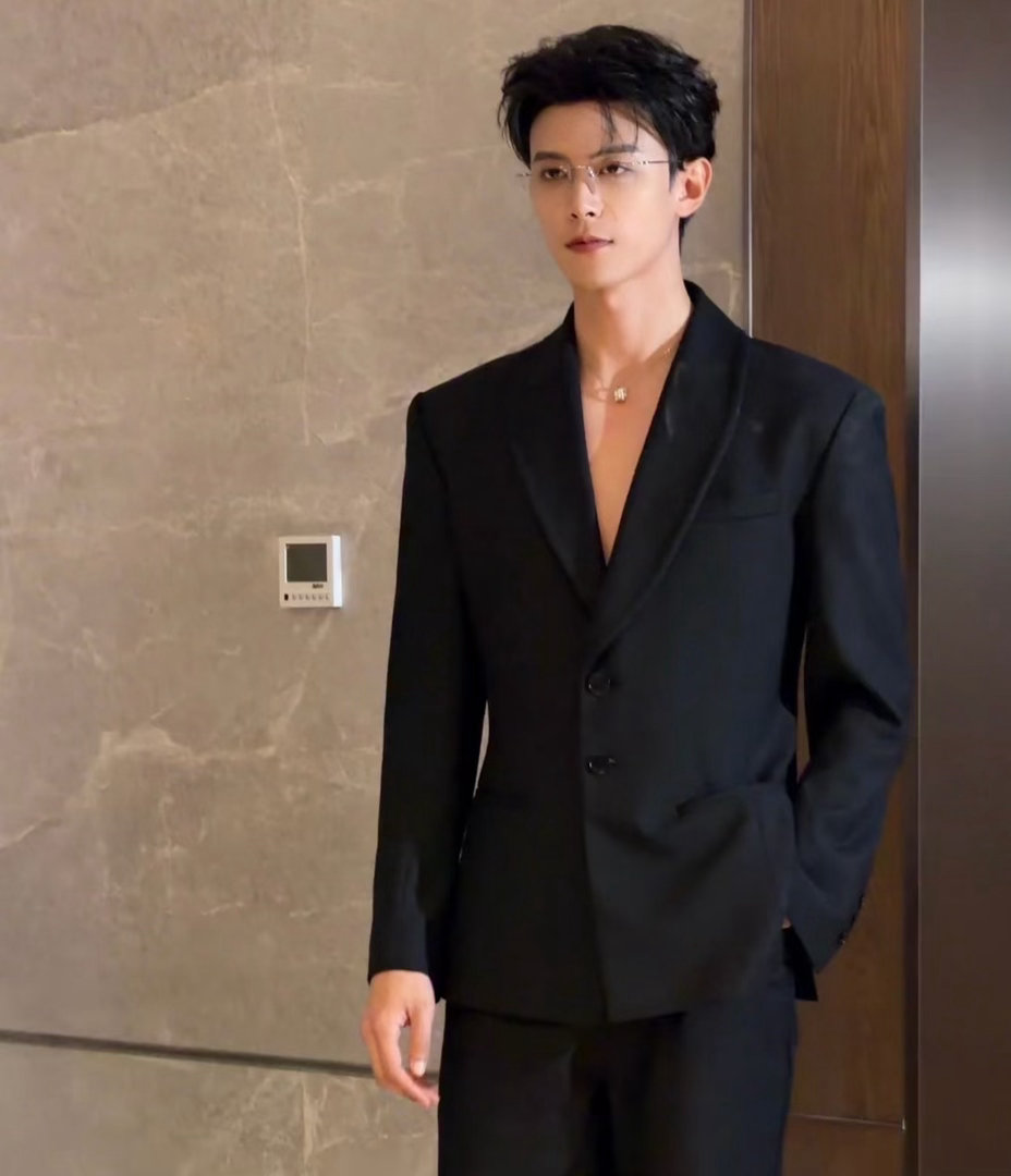 邓凯林沐然演技大赏逐玉 齐旻抱着随元青坐在地上，怀里的人越来越轻。他想起小时候第