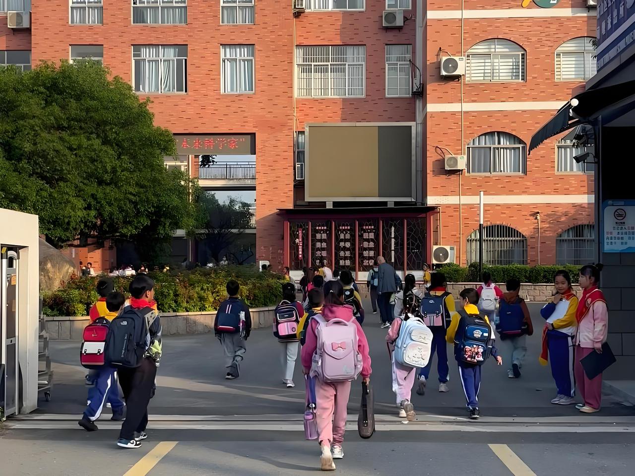 电动车擦得通亮，接送孙女上下学，这份平凡的日常里，幸福感满满都是对孩子的爱。[赞