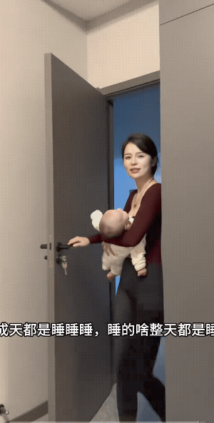 给钱的皆可能是姐夫不是姐姐，抱小孩子的估计是小姨不是德花。
不过，这小姨也是百看