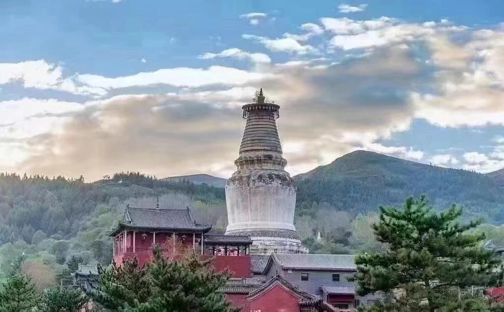 温馨提示五一小长假：
1、提前订房。
2、提前预约门票。
3、提前预约车辆入山。