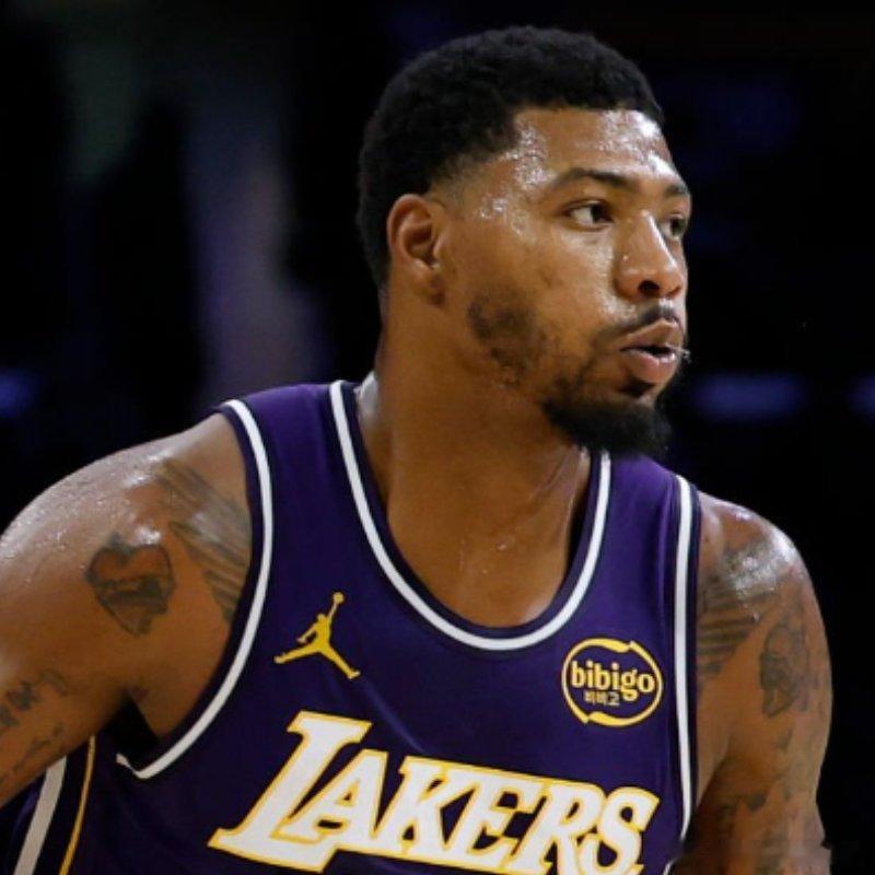 雷迪克称赞了斯马特今晚的活力“就防守端的努力程度而言，他绝对做到了，他在下半场也