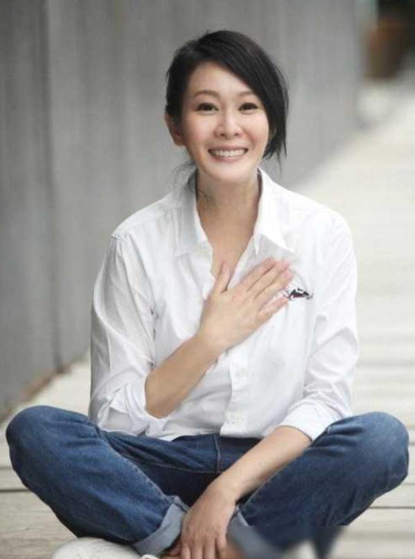 2011年，刘若英嫁给了身家68亿的富商钟小江，婚前刘若英约法三章：可以同居但必