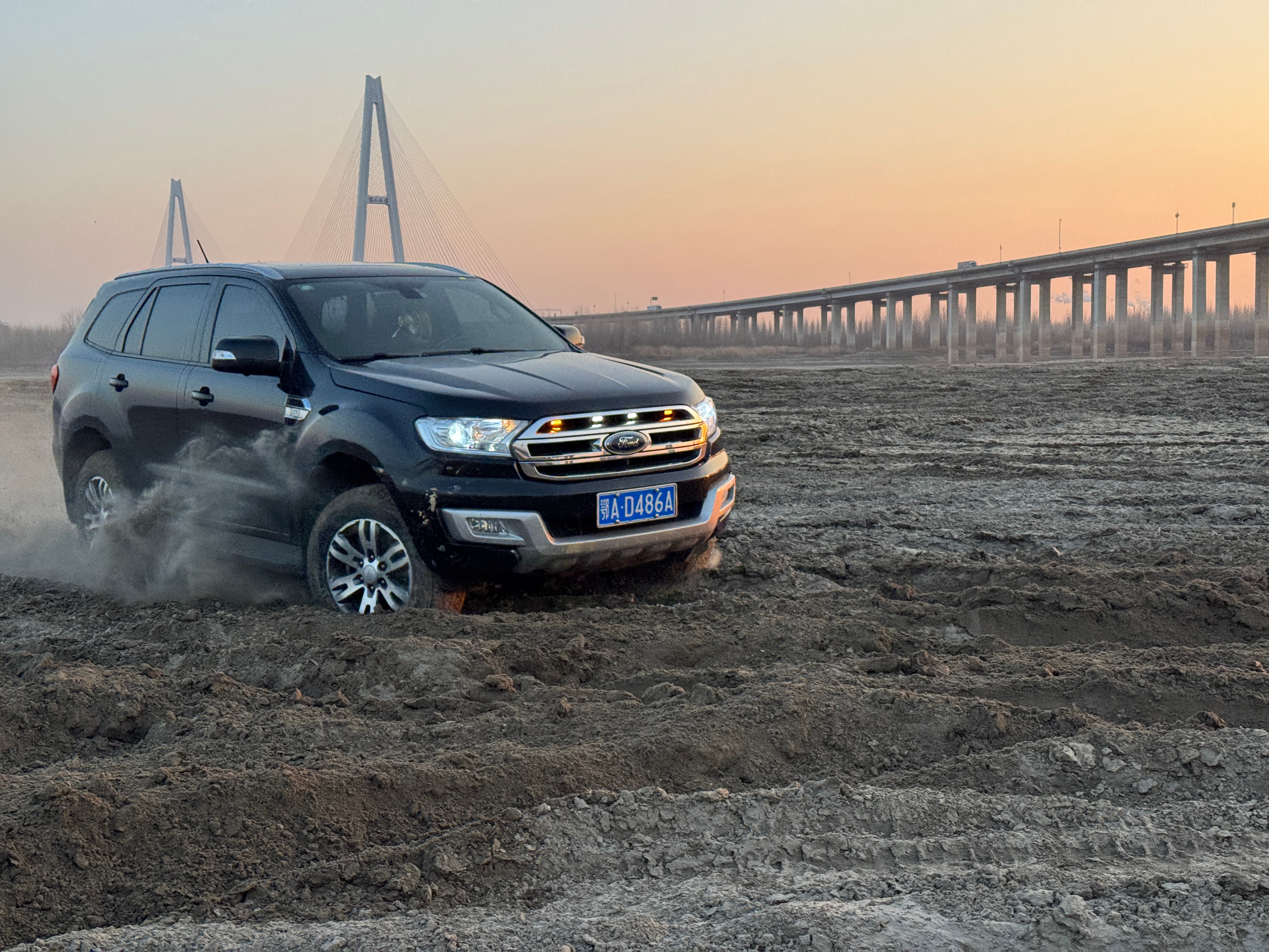 最后竟然又是靠车机导航的打点功能找到了来时的路福特撼路者越野