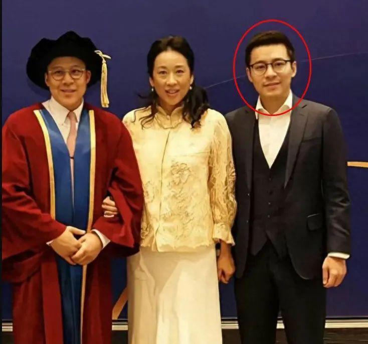 朱玲玲真的是豪门圈贵妇的“异类”。
大家想象中像朱玲玲这种豪门贵妇,教导孩子肯定