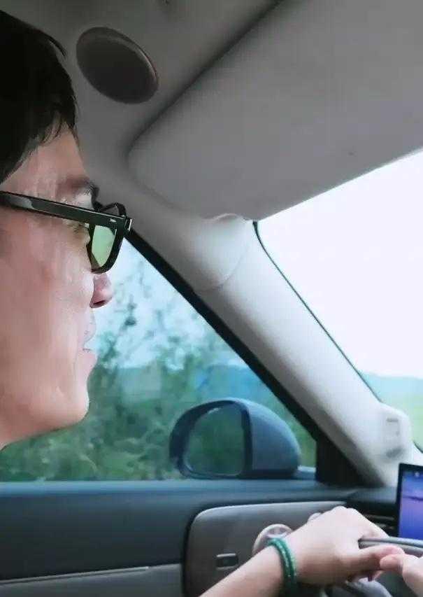 中秋刘翔携妻子自驾安徽，30W小车出游，释怀所有伤痛
中秋假期刘翔自驾陪妻子吴莎