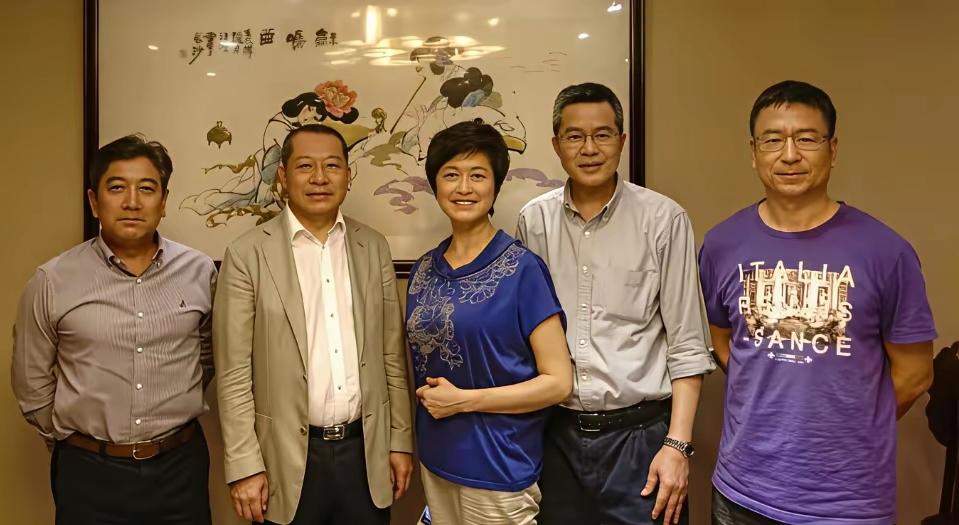 经典央视主持人老合影！敬一丹、白岩松一眼就能认出来。
 
剩下三位面孔看着眼熟，