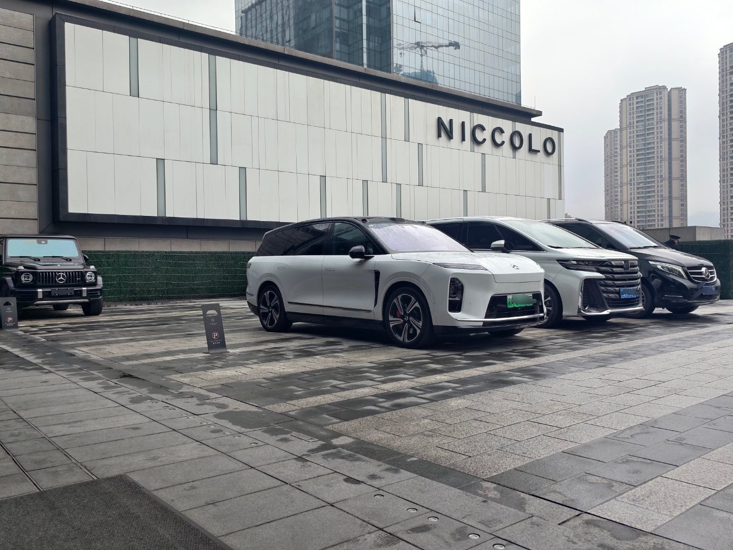 白色 ES8 停在酒店门口就贼帅。