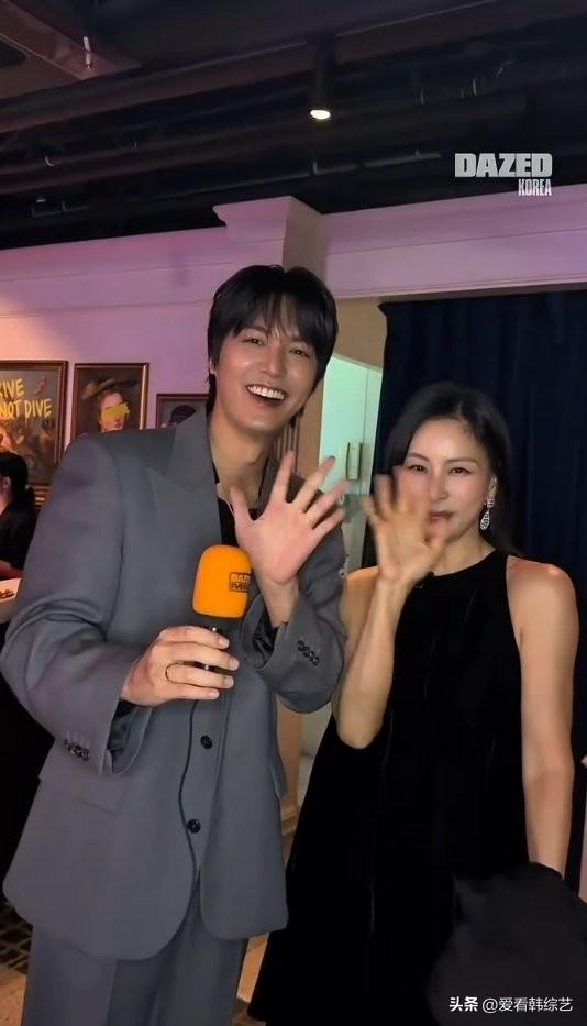 近日，演员高小英在Instagram上传了照片。照片中，高小英没有坐在张东健旁边