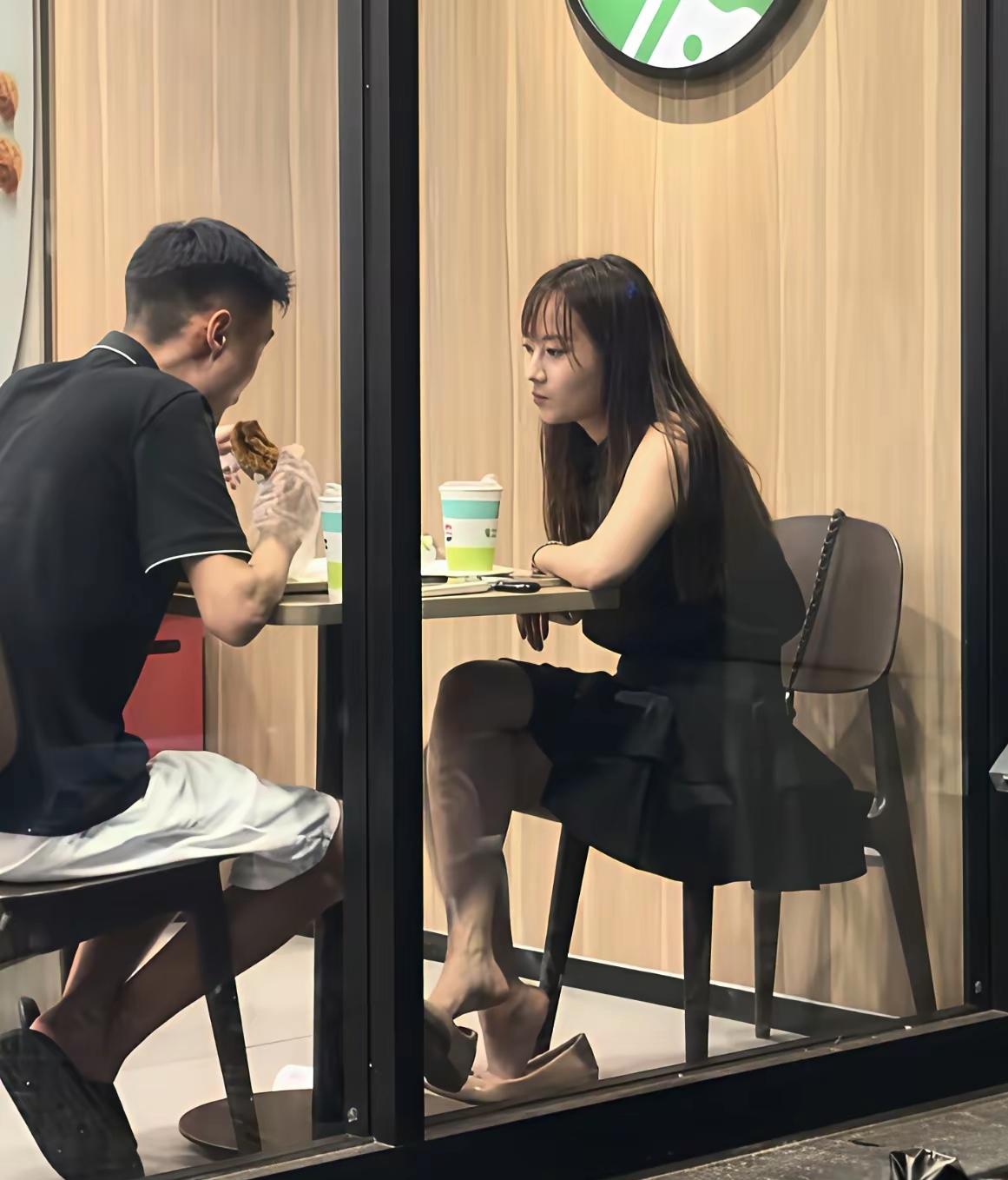晒图笔记大赛此刻这一对男女在相亲，你们认为他们的相亲成功率，有几成把握呢？