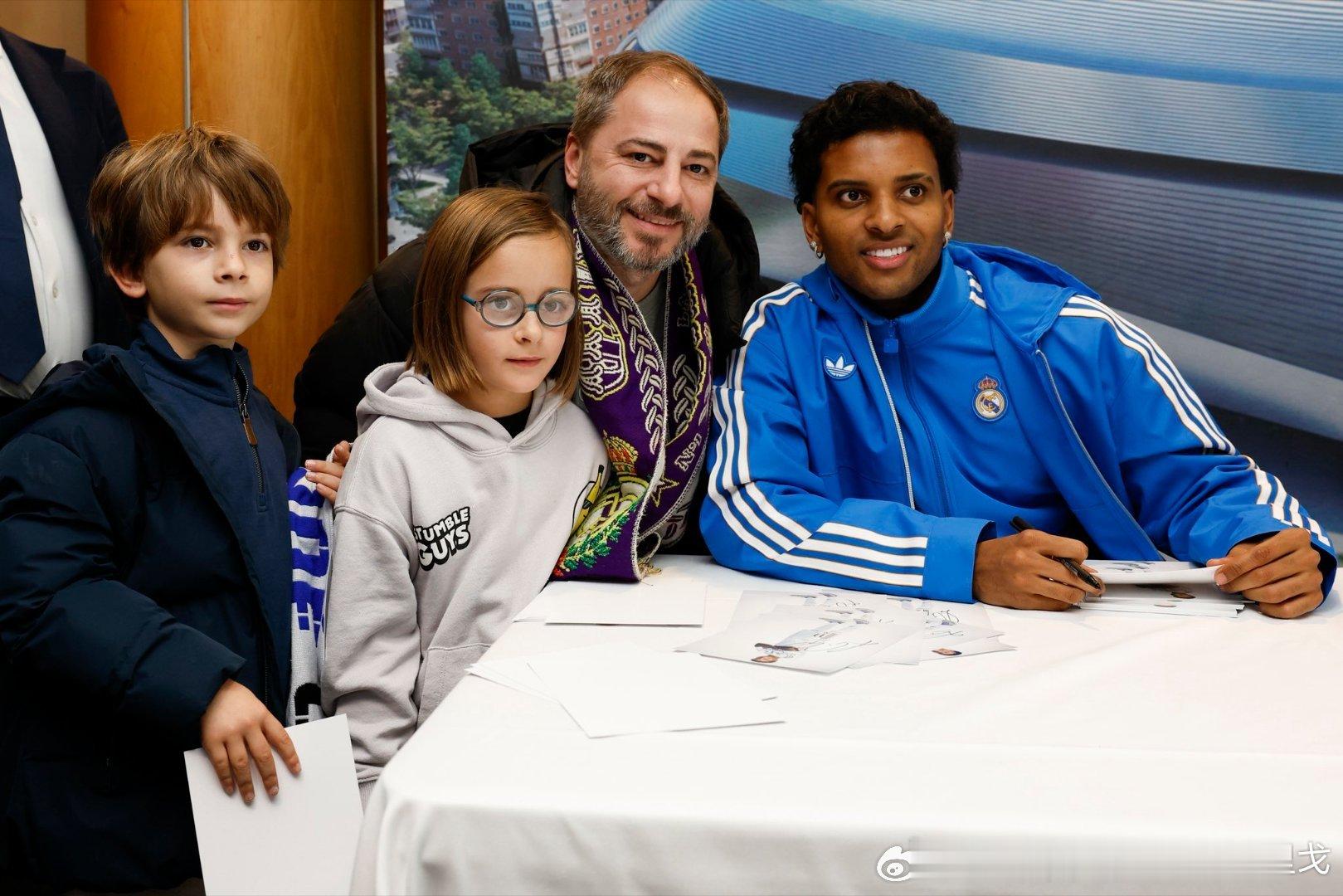 罗德里戈出席了今天比赛前的球迷见面会阿拉维斯1比2皇马西甲