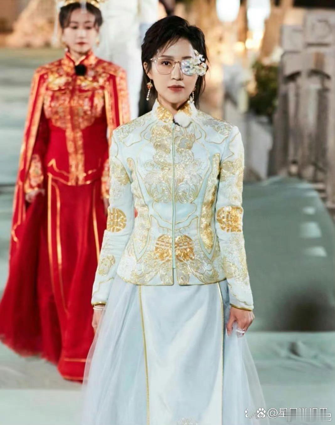 鲍蕾隐退多年后，再次出现为婚服走秀。 ​​​