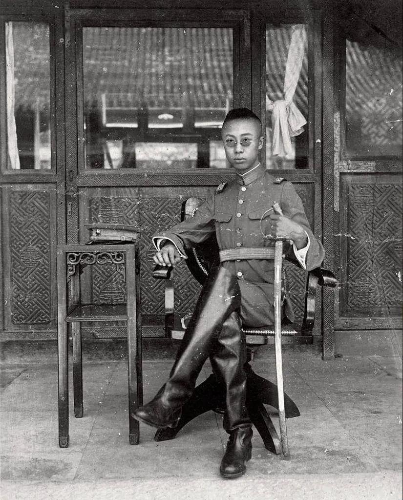 末代皇帝溥仪，拍摄时间1922--1924年，照片中他身着军装，手持佩剑，一坐一