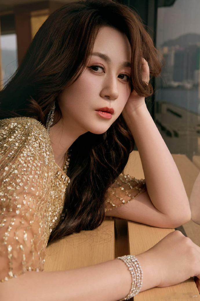 马丽金像奖金色流光裙真的被美哭了！马丽亮相金像奖红毯，一袭金色流光裙宛如神女下凡