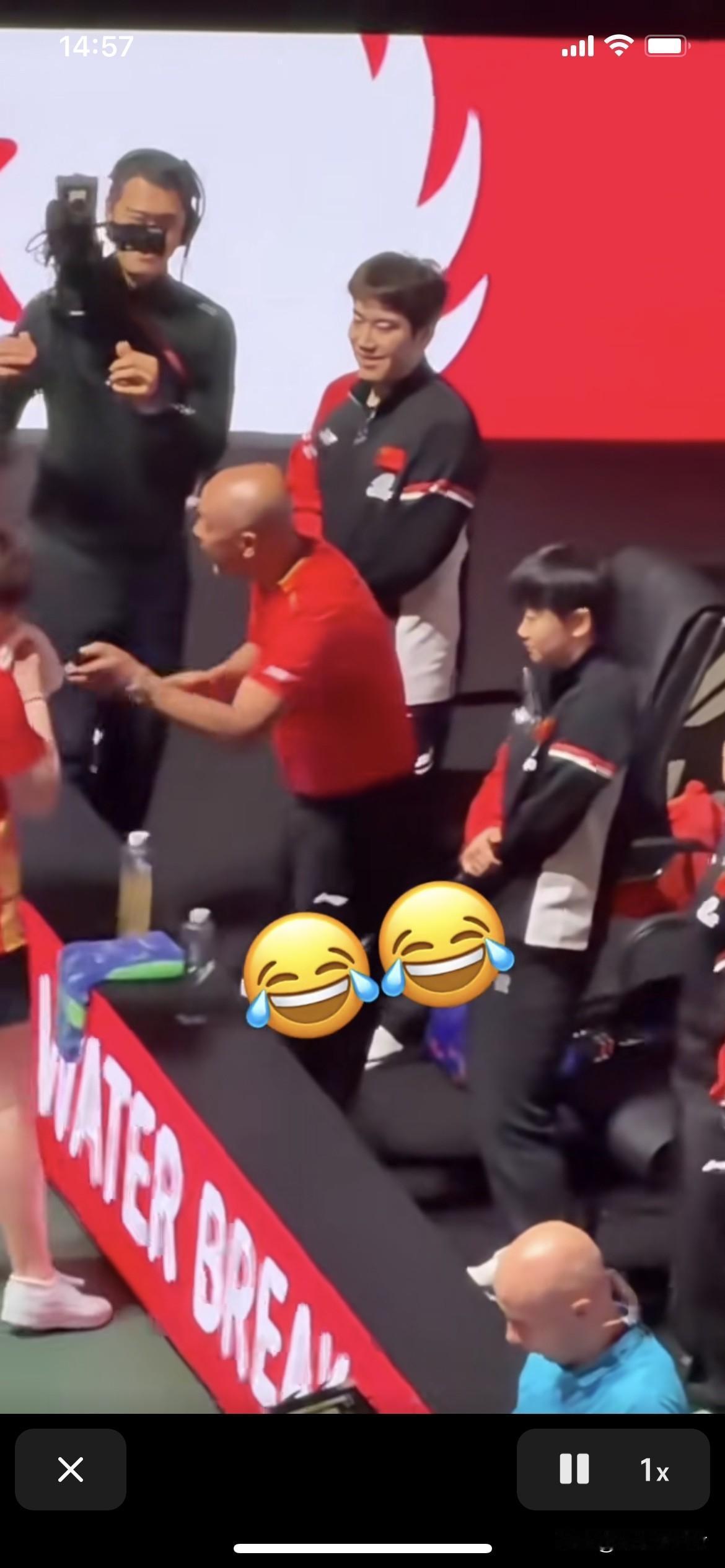 林诗栋蒯曼打混双暂停时一个粉丝喊：梁靖昆  你好帅  我好爱！
全场都哈哈哈的笑