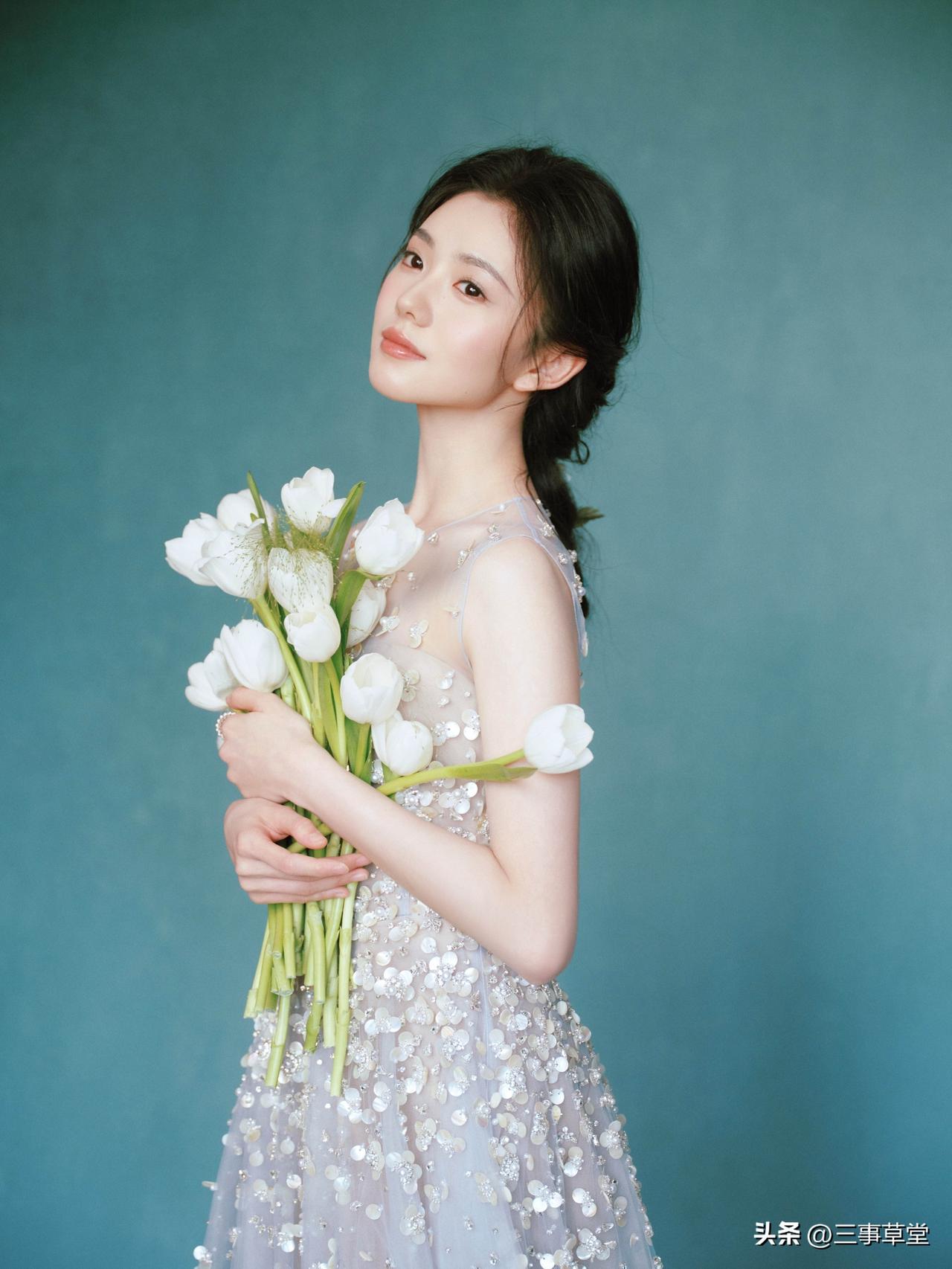 裙裾轻拂，唤醒一树的花开
步步生风，踏出春日的韵脚！好美 今天发型有进步 多尝试