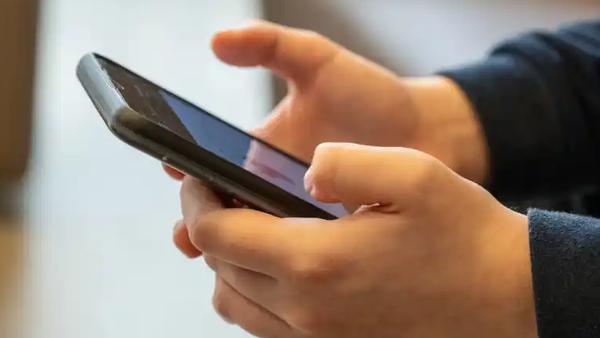 肝血与视力息息相关，中医认为“目系”连于脑，其供养全赖肝血。长时间盯着屏幕不仅是