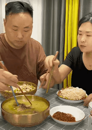 我服了！[笑哭]連刺都不吐！這是什麼腸子呀！這家伙比北極熊都利害！連北極熊還知道