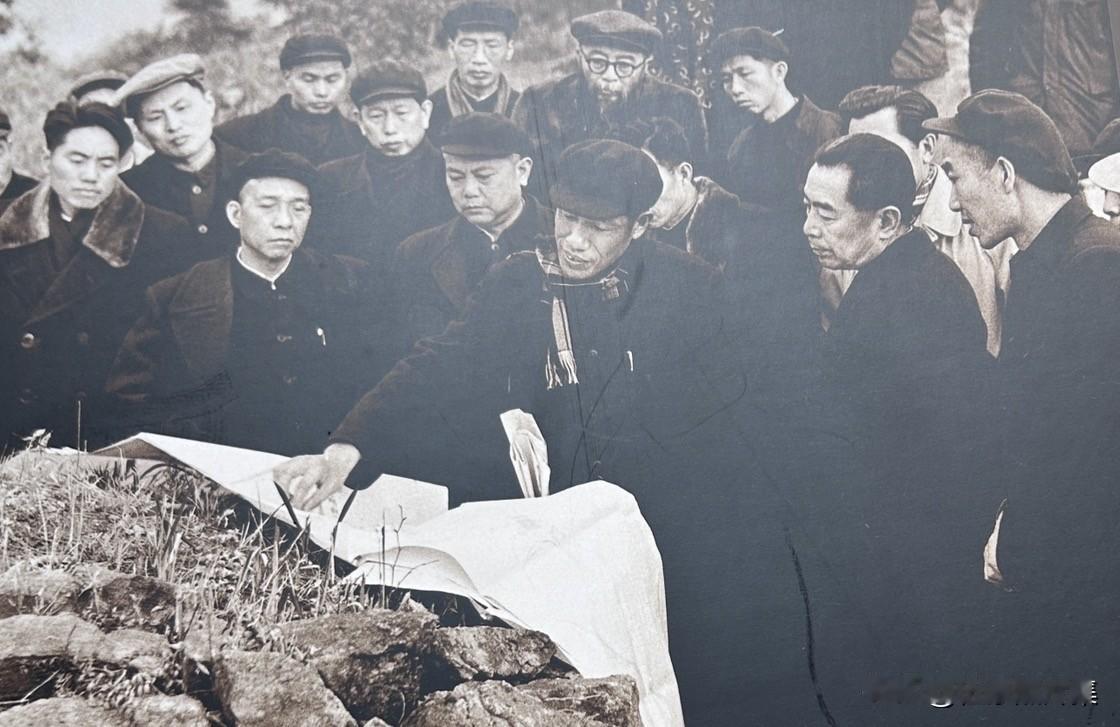 1958年3月，李先念（前排左三）与周恩来（前排左五）、李富春（前排左二）、王任