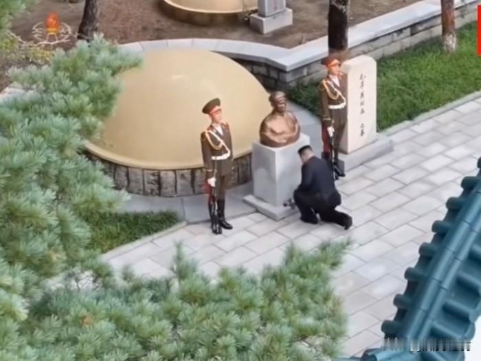 朝鲜最高领导人金正恩向毛岸英烈士墓跪拜献花
七月二十八日，朝鲜最高领导人金正恩。