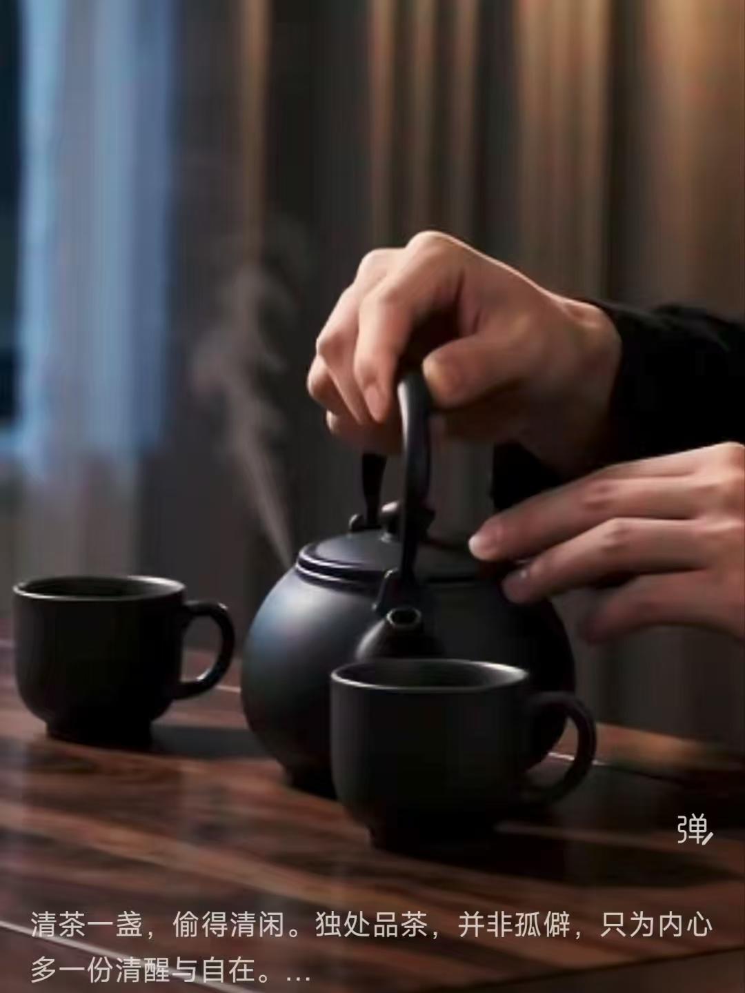 独酌
闲烹碧叶避尘喧，
非是孤高远世缘。
半盏清茶心自静，
浮生偷得片刻安。