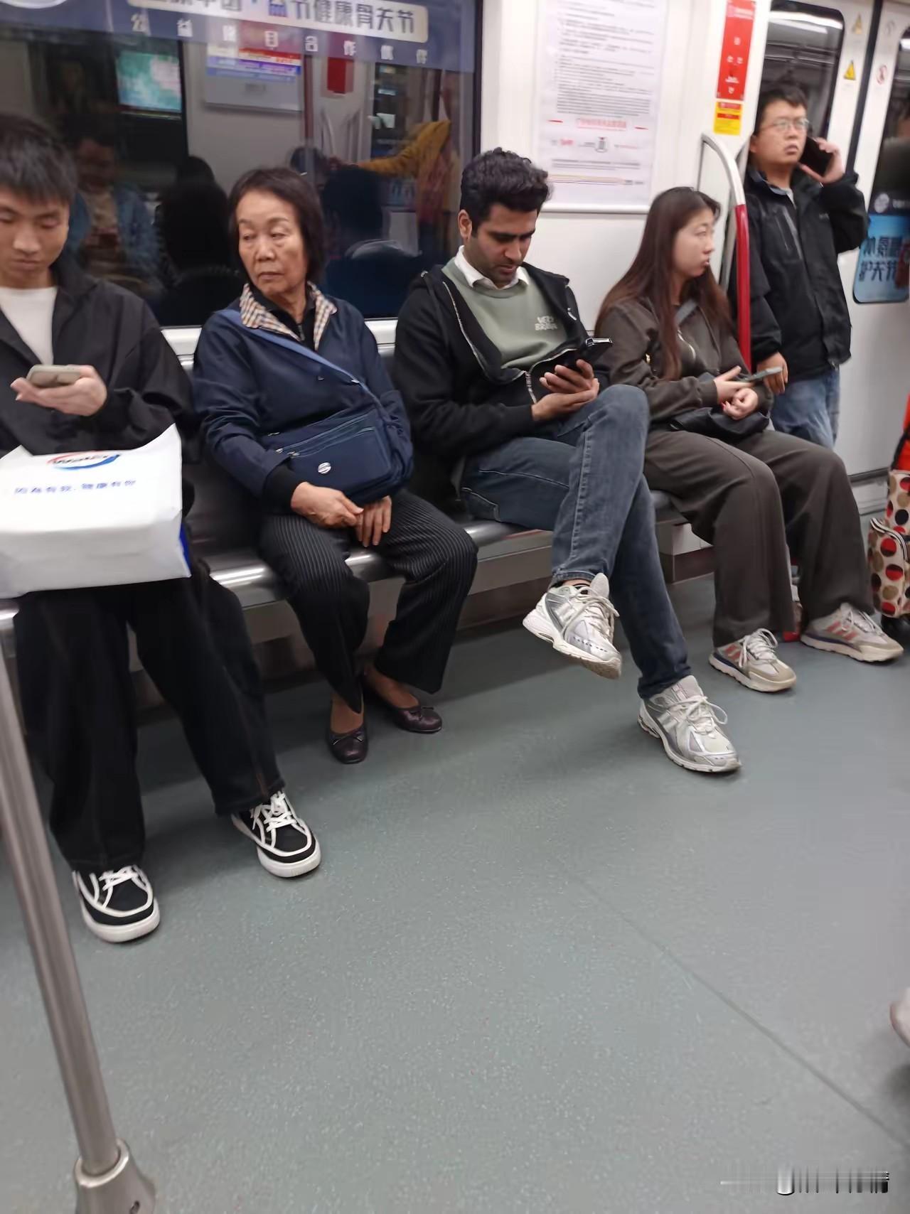 如今深圳的印度人不少，
坐个地铁都能碰到很多，
他们个个穿着时尚，
不知道在深圳