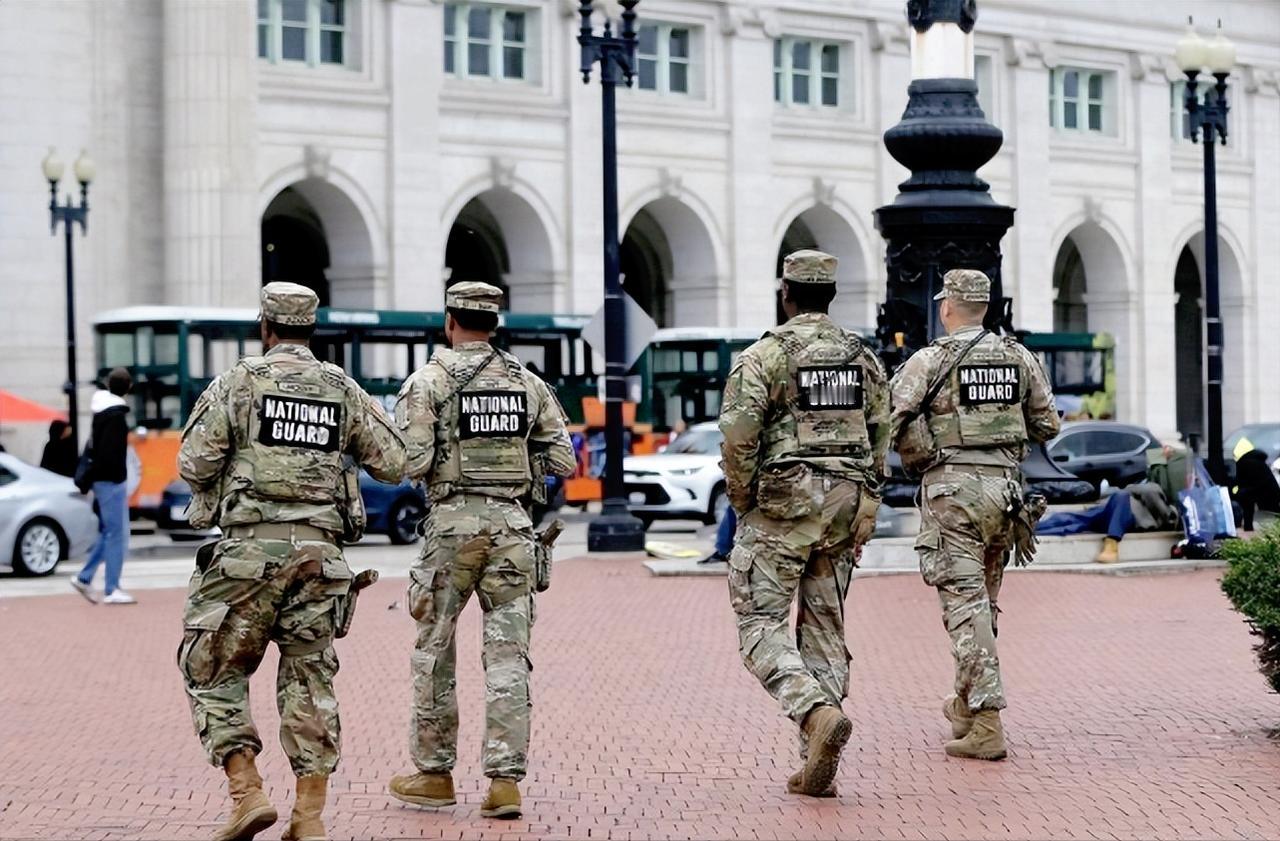 美国国民警卫队成了热议话题，不是因为打了胜仗，而是因为它花钱如流水，从2025年