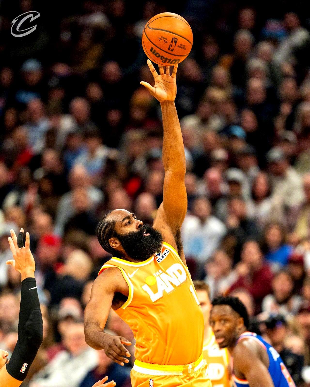 哈登拼到右手骨裂！32分钟0罚球轰20分，连被打手裁判全装瞎？
 
第三节快攻被