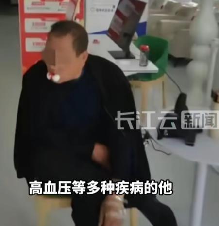 这还是拔牙吗？7月5日，陕西宝鸡。一位63岁的心梗大爷，原本只为一颗不适的牙齿去